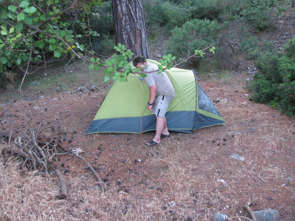 устанавливаем палатку на ликийской тропе